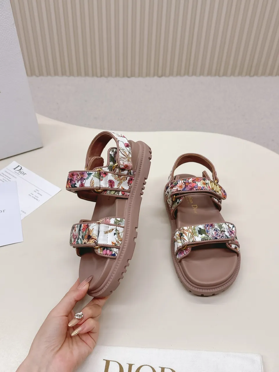 👟👟Ex-factory price 480👟👟 DIOR classic sandals mixed sheepskin DiorAct sandals are fashionable. Paired with an insole that fits the shape of your foot, it's made of exceptionally lightweight and comfortable leather. The upper straps are fastened with Velcro and are decorated with a gold-finish metal "Dior" logo, which complements the style design. These sandals add a modern edge to any look. Fabric: Imported mixed sheepskin Lining: Imported sheepskin Outsole: Original TPU outsole Code number: 35-42 (41 42 customized, non-refundable)